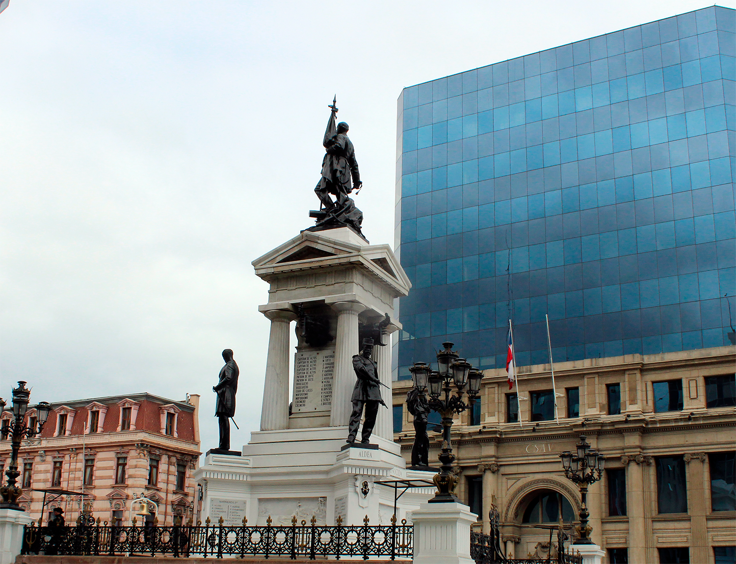 Monumento en Valparaíso durante la salida educativa "Valores Lautarinos" 2025