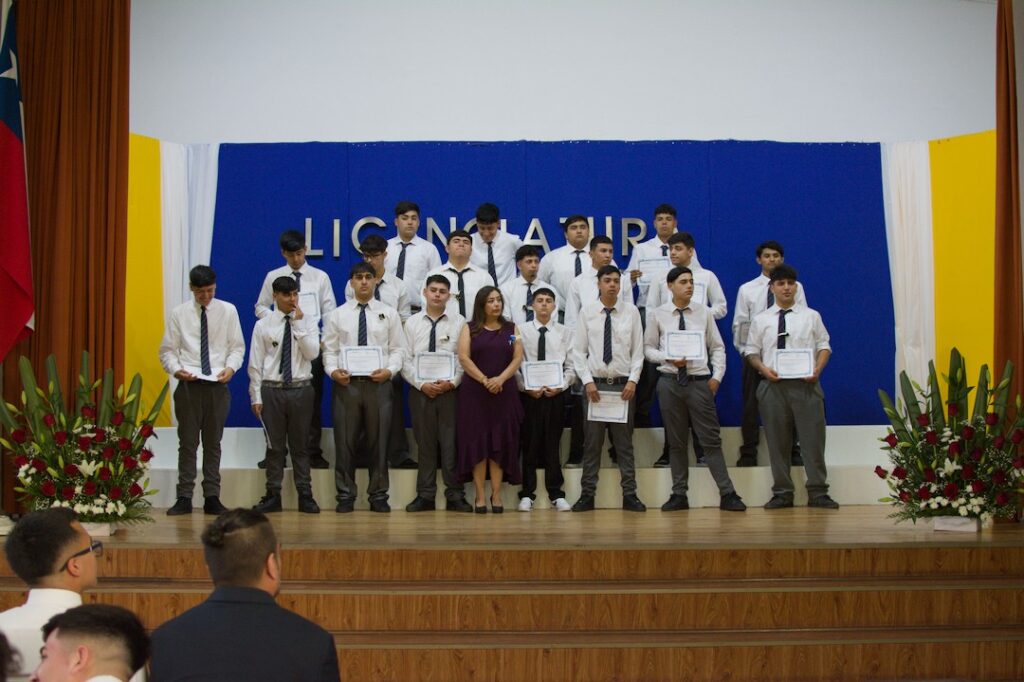 Estudiantes recibiendo su licenciatura en la Escuela Industrial Particular Lautaro